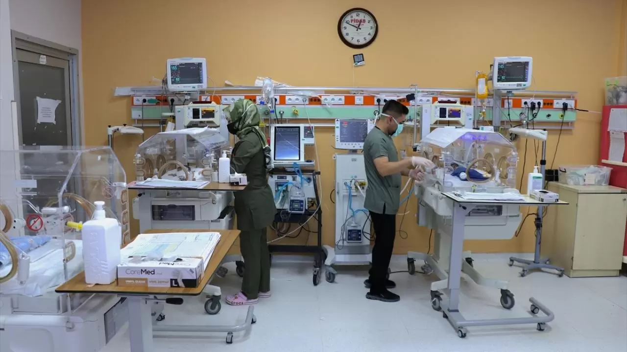 Prematüre ikiz bebekler, sağlık çalışanlarının "şefkat nöbeti" ile hayata tutundu 2