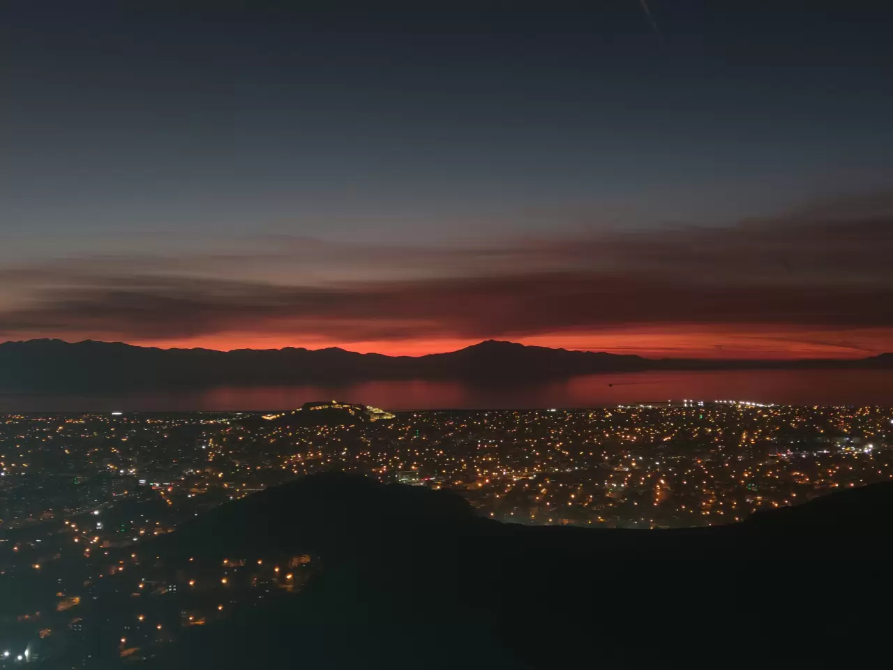 Van'da büyüleyici günbatımı: Gökyüzü kızıla boyandı 1