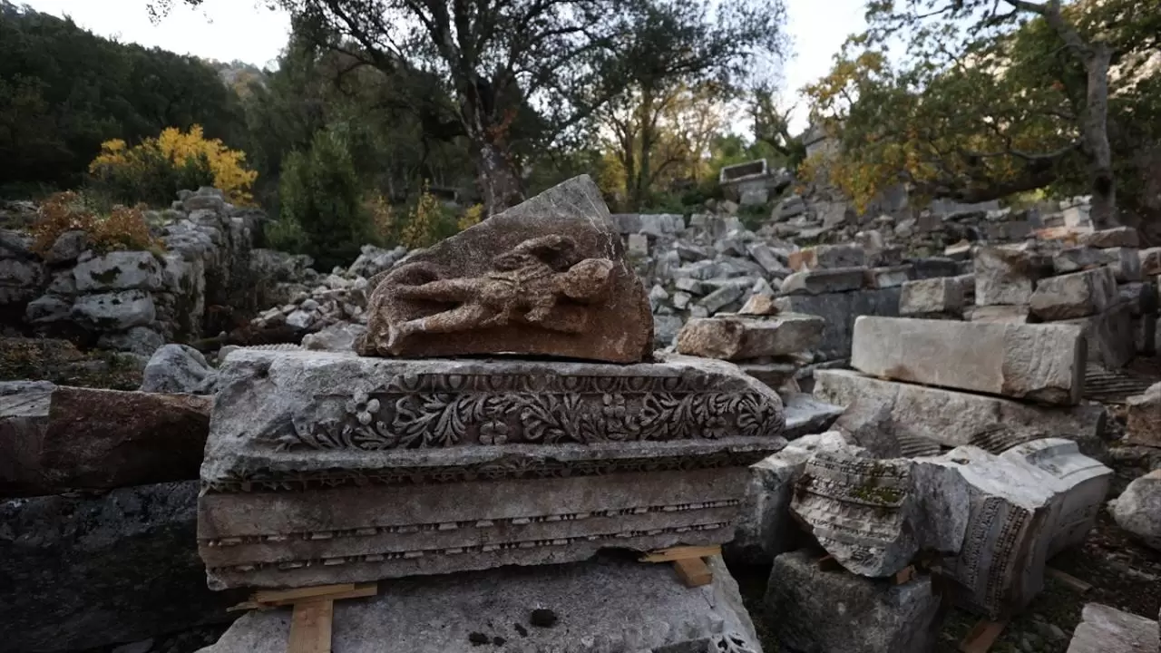 Termessos'taki iki anıt mezar ayağa kaldırılıyor 11