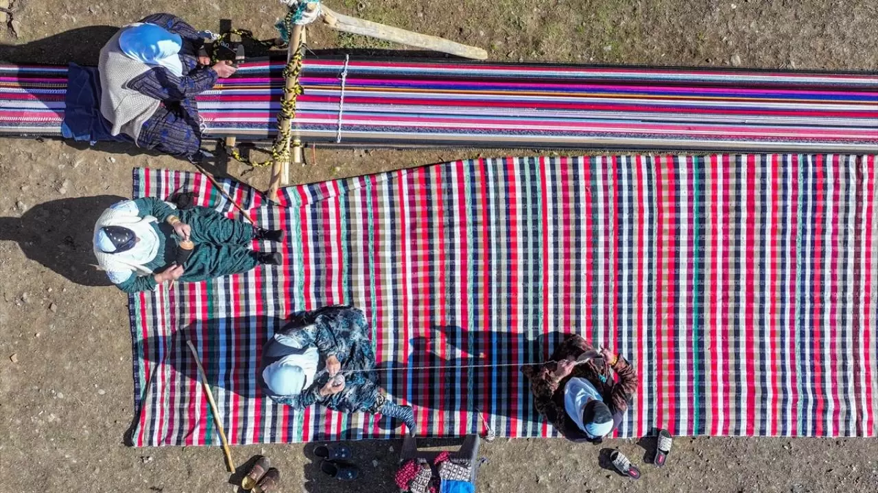 Evinin bahçesindeki tezgahta asırlık yöntemle kilim dokuyor 15