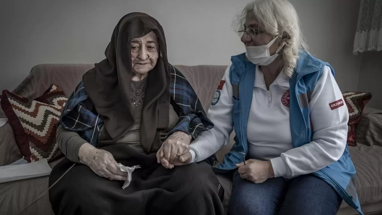 Yaşlıların evini diş kliniğine çeviriyor, bakıma muhtaç hastalara konfor sağlıyorlar 6