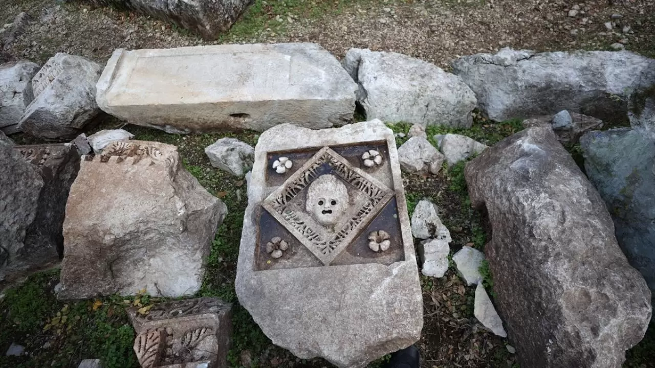 Termessos'taki iki anıt mezar ayağa kaldırılıyor 9