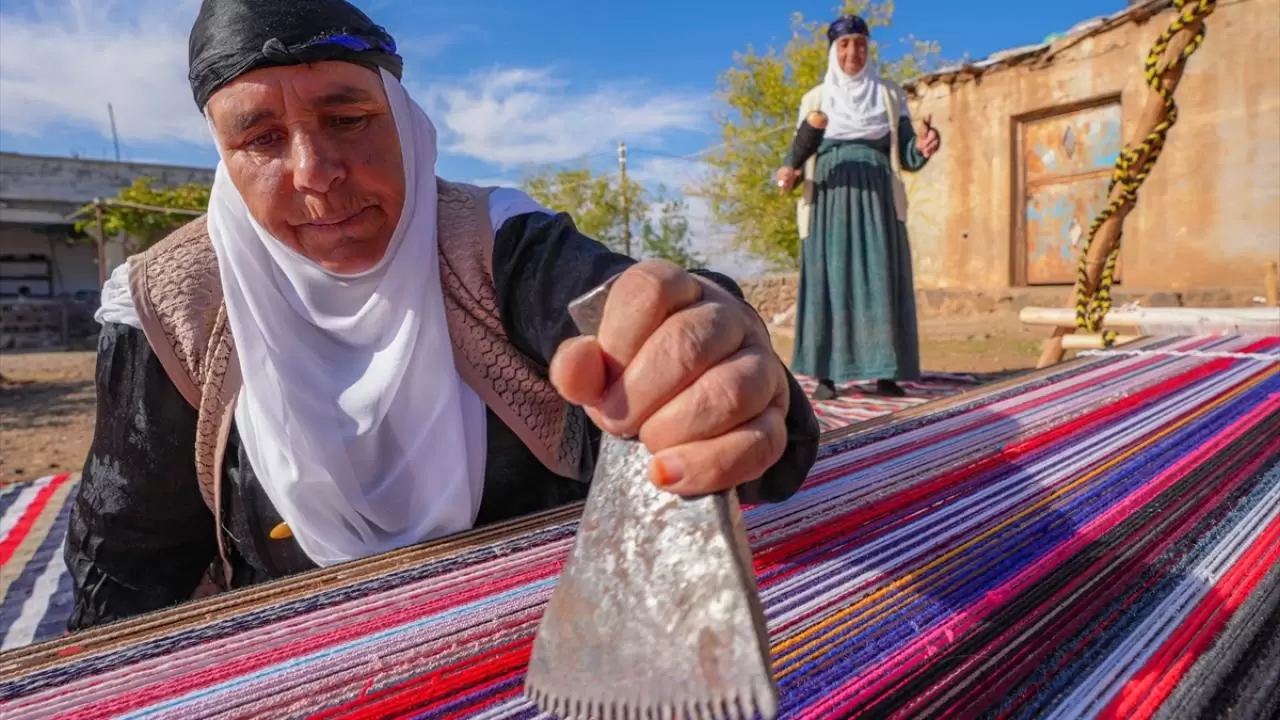 Evinin bahçesindeki tezgahta asırlık yöntemle kilim dokuyor 4