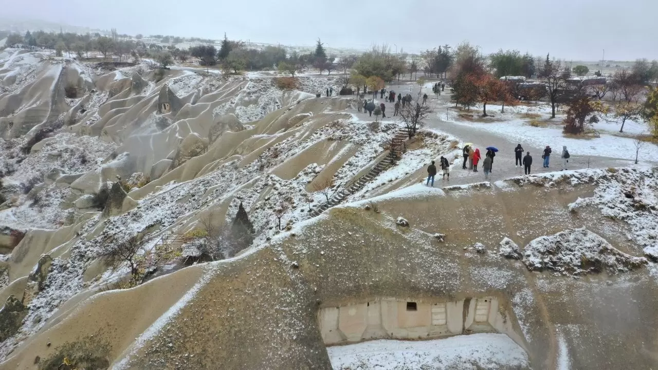Kapadokya’da mevsimin ilk karı peribacalarını beyaza bürüdü: Masalsı manzaralar turistlerin ilgisini çekti 6