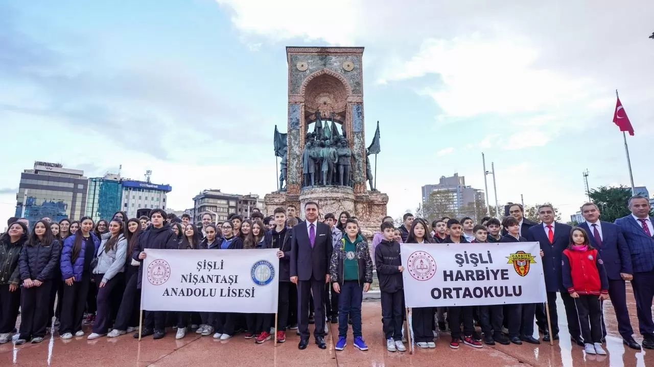 Taksim’de anlamlı tören: Öğretmenler günü için Cumhuriyet Anıtı'na çelenk bırakıldı 5