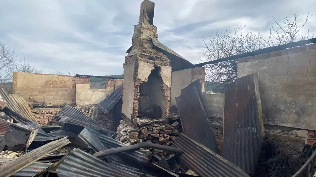 Alevlere teslim olan evde yanarak hayatını kaybetti 5