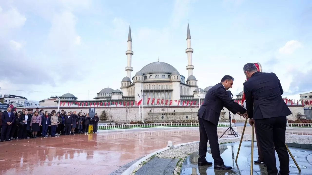 Taksim’de anlamlı tören: Öğretmenler günü için Cumhuriyet Anıtı'na çelenk bırakıldı 3