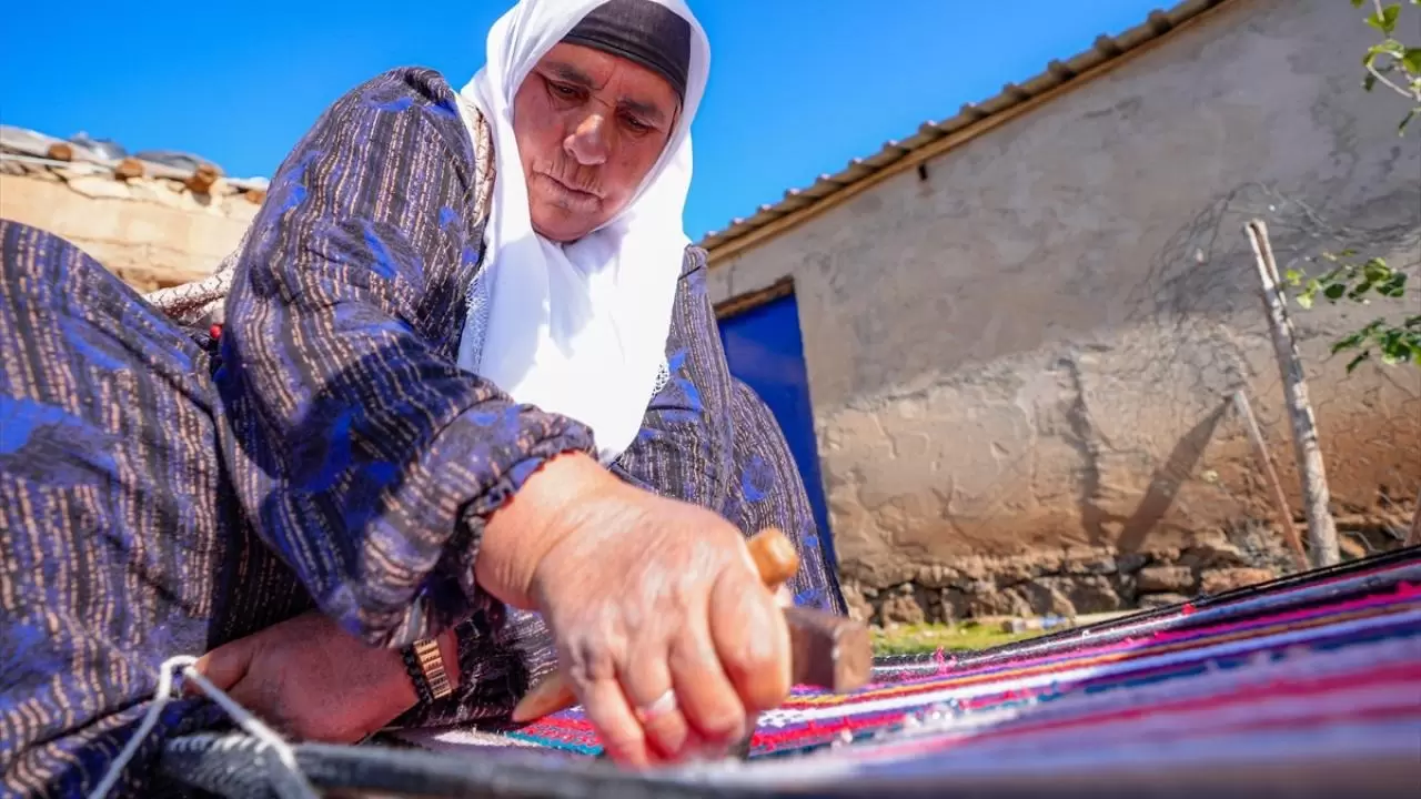 Evinin bahçesindeki tezgahta asırlık yöntemle kilim dokuyor 12