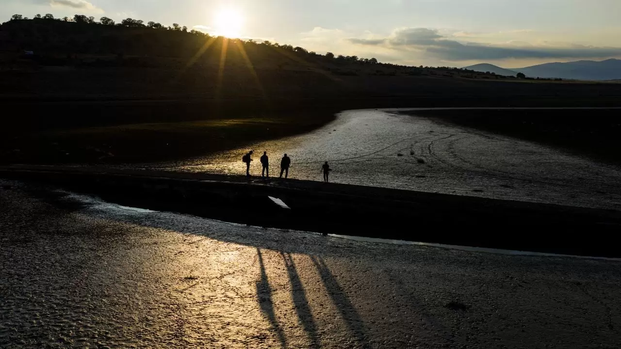 Barajda su çekildi, 600 yıllık köprü yeniden ortaya çıktı 5