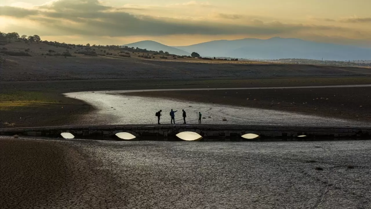 Barajda su çekildi, 600 yıllık köprü yeniden ortaya çıktı 4