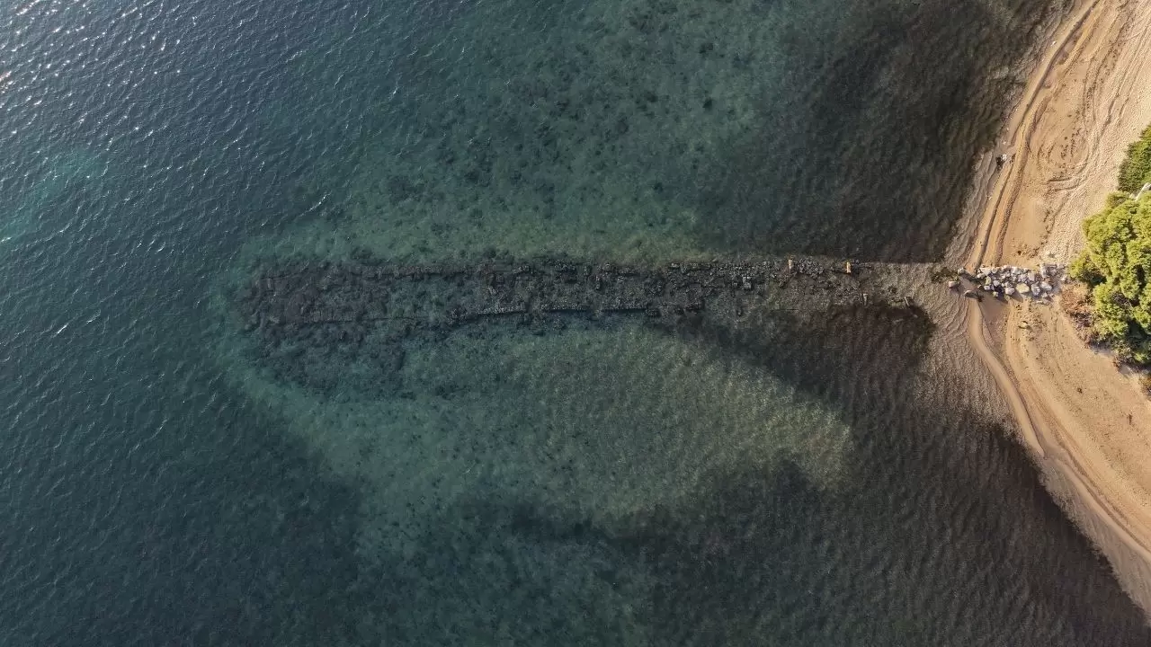 Balıkesir Erdek’te deniz çekilince binlerce yıllık antik liman ortaya çıktı 2