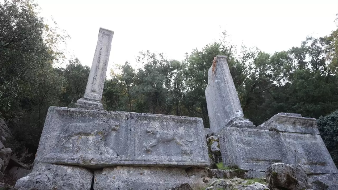 Termessos'taki iki anıt mezar ayağa kaldırılıyor 3