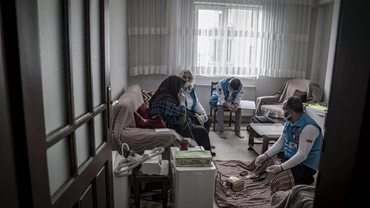 Yaşlıların evini diş kliniğine çeviriyor, bakıma muhtaç hastalara konfor sağlıyorlar 5