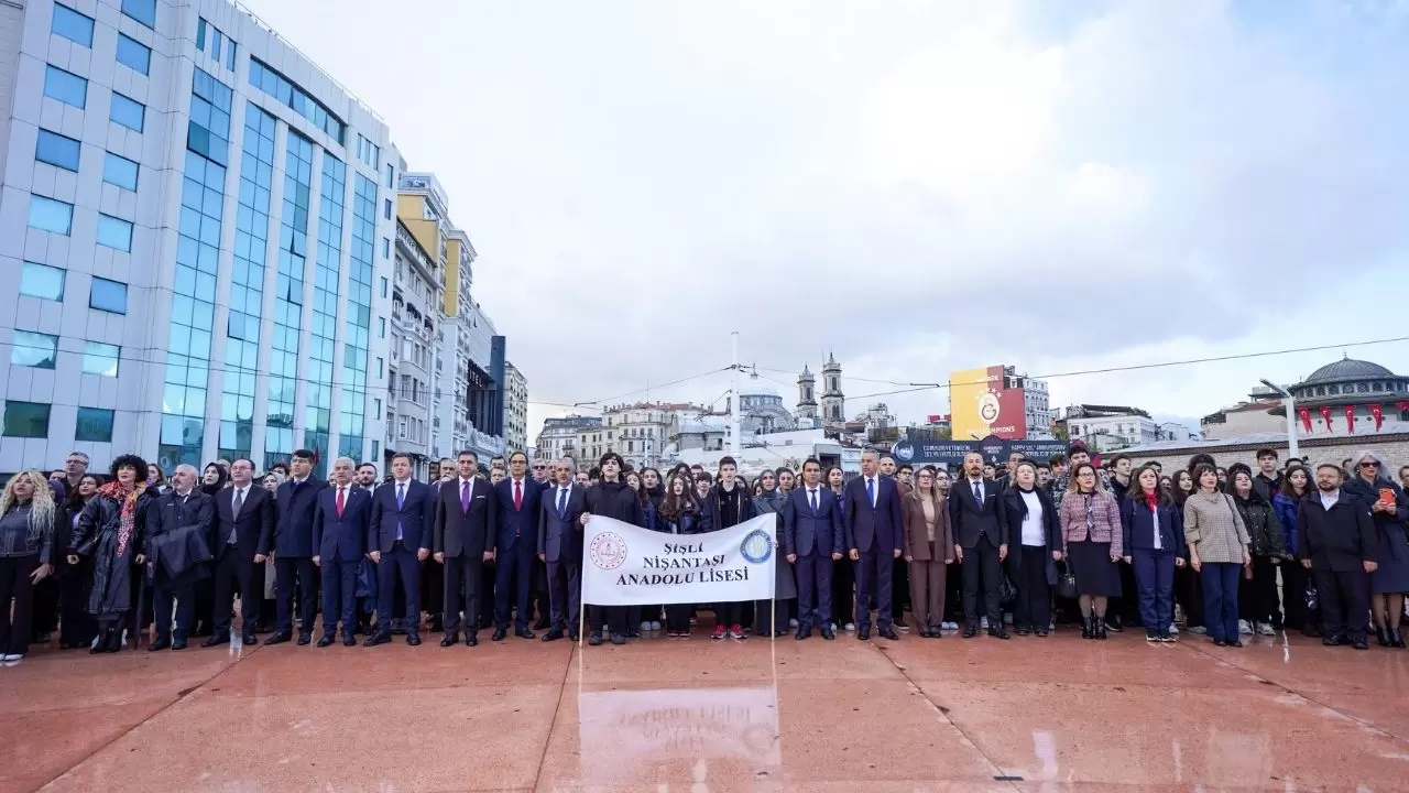 Taksim’de anlamlı tören: Öğretmenler günü için Cumhuriyet Anıtı'na çelenk bırakıldı 4