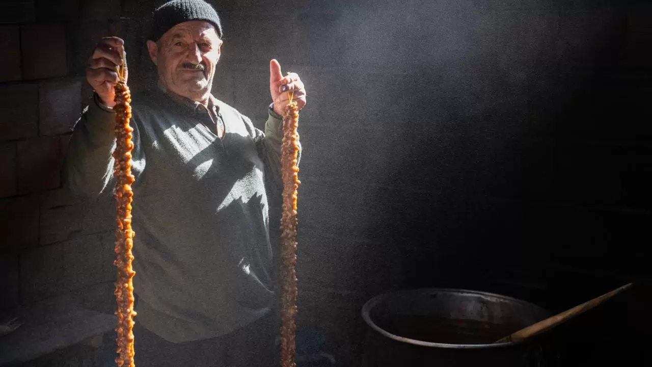 Sason’da kış hazırlığı: Cevizli sucuk ve pestil mesaisi 6