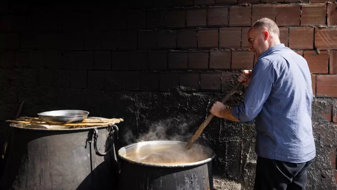 Sason’da kış hazırlığı: Cevizli sucuk ve pestil mesaisi 5