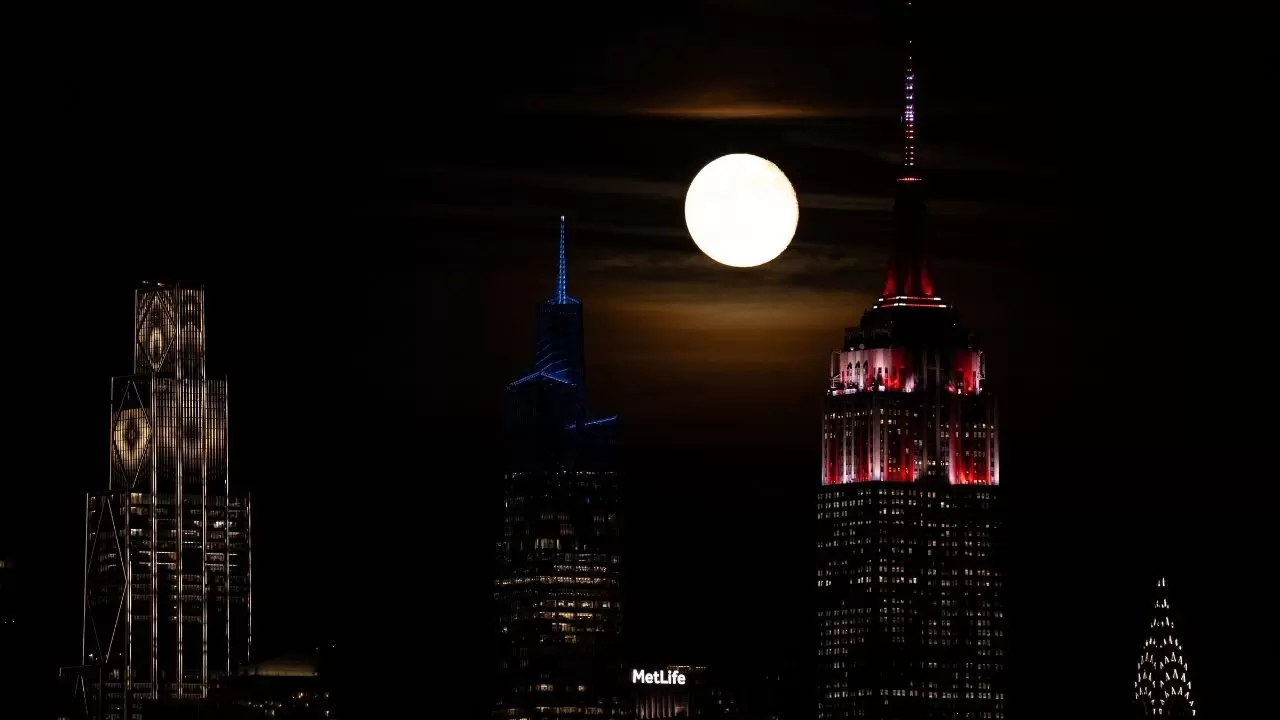 New York’ta “Kunduz Ayı” büyüledi: Gökyüzünde muhteşem dolunay manzarası 6