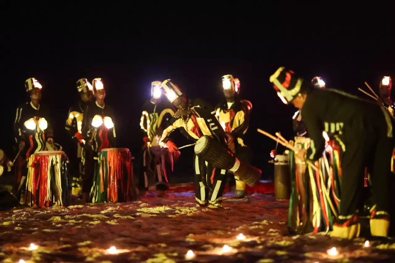 Senegal'de okyanus kenarında ateş gösterisi düzenlendi 5