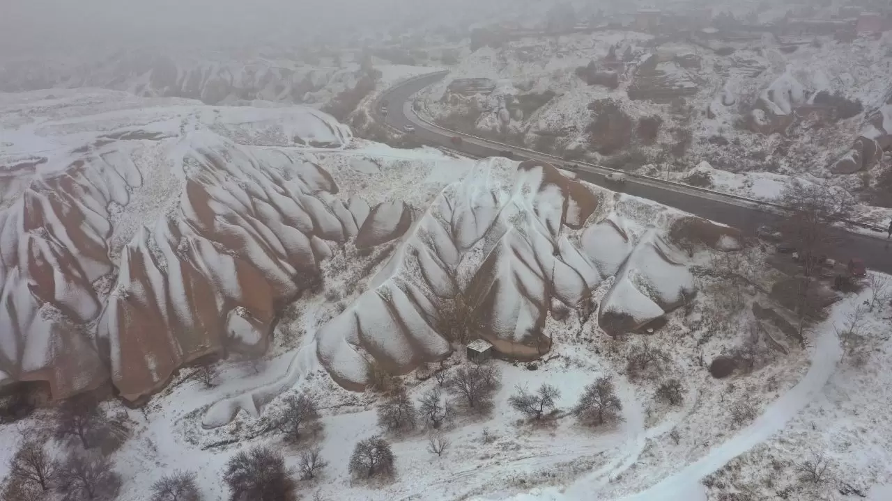Kapadokya’da mevsimin ilk karı peribacalarını beyaza bürüdü: Masalsı manzaralar turistlerin ilgisini çekti 7