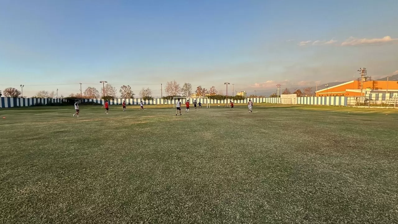 Hatay’da baba-oğul sahada! 42 yaşındaki baba, 16 yaşındaki oğluyla aynı takımda gol peşinde 2