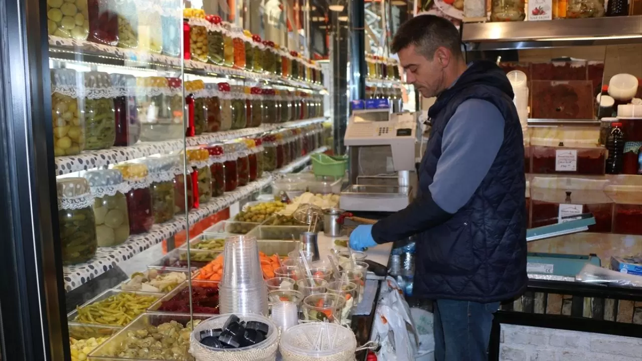 Karşılıklı turşu dükkanı işleten çiftin hikayesi "Neşeli Günler" filmini hatırlatıyor 13