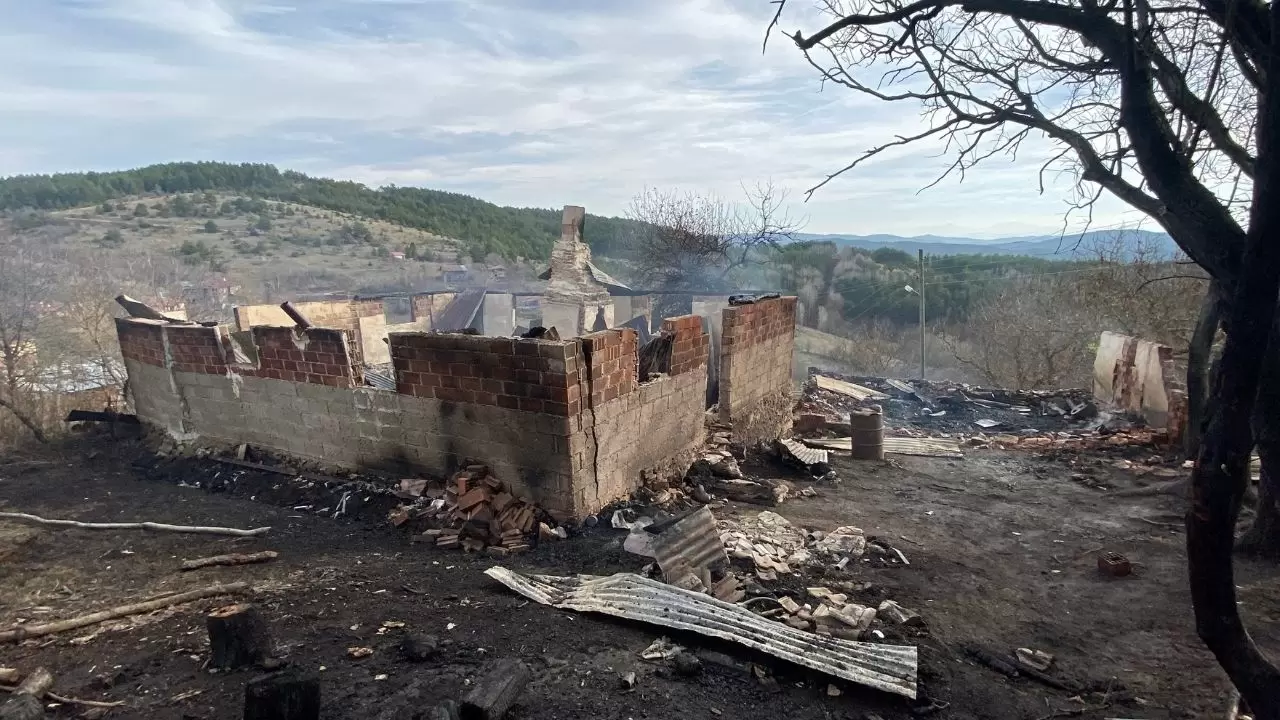 Alevlere teslim olan evde yanarak hayatını kaybetti 6