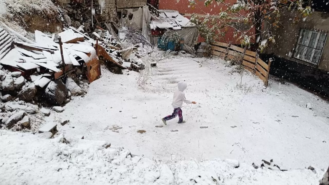 Doğu’da kış yüzünü gösterdi: 3 il beyaza büründü 10