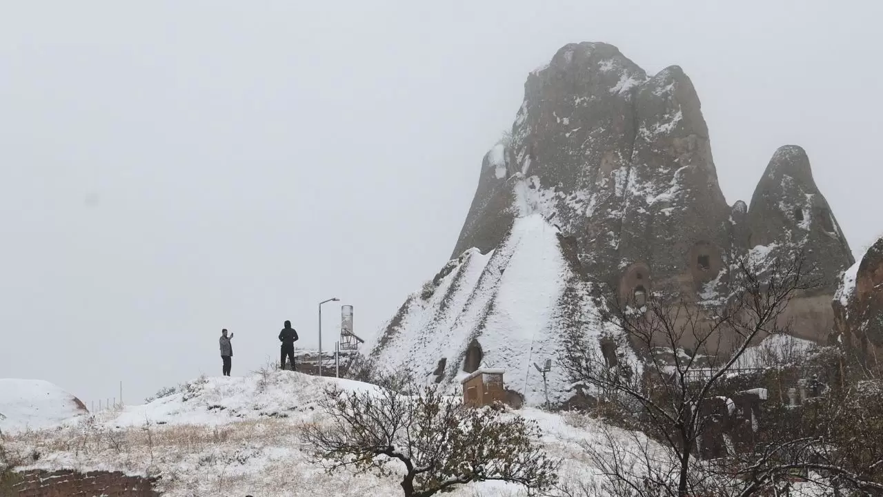 Kapadokya’da mevsimin ilk karı peribacalarını beyaza bürüdü: Masalsı manzaralar turistlerin ilgisini çekti 1