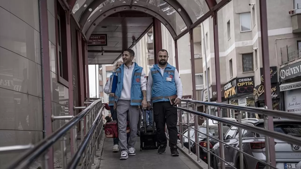 Yaşlıların evini diş kliniğine çeviriyor, bakıma muhtaç hastalara konfor sağlıyorlar 15