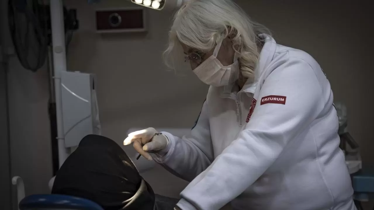 Yaşlıların evini diş kliniğine çeviriyor, bakıma muhtaç hastalara konfor sağlıyorlar 13