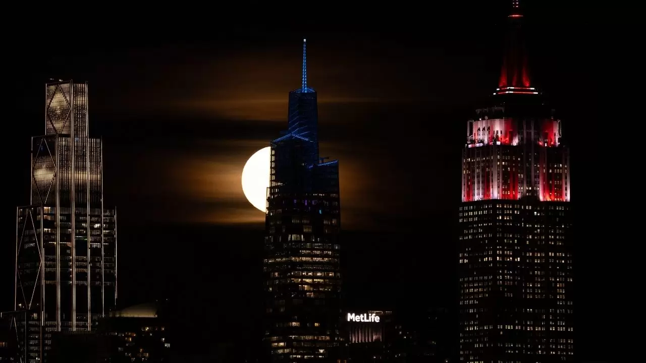 New York’ta “Kunduz Ayı” büyüledi: Gökyüzünde muhteşem dolunay manzarası 5