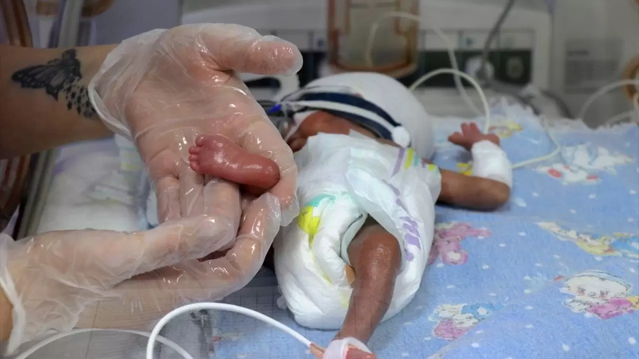 Prematüre ikiz bebekler, sağlık çalışanlarının "şefkat nöbeti" ile hayata tutundu 10
