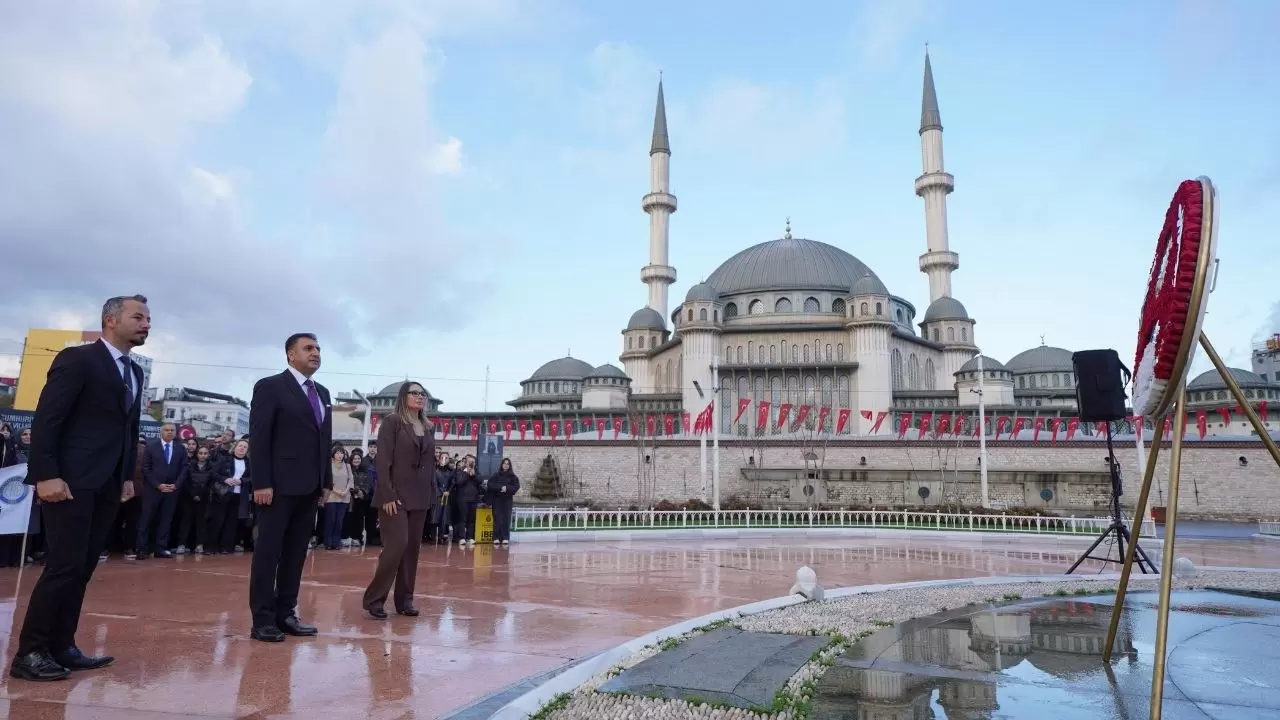 Taksim’de anlamlı tören: Öğretmenler günü için Cumhuriyet Anıtı'na çelenk bırakıldı 1