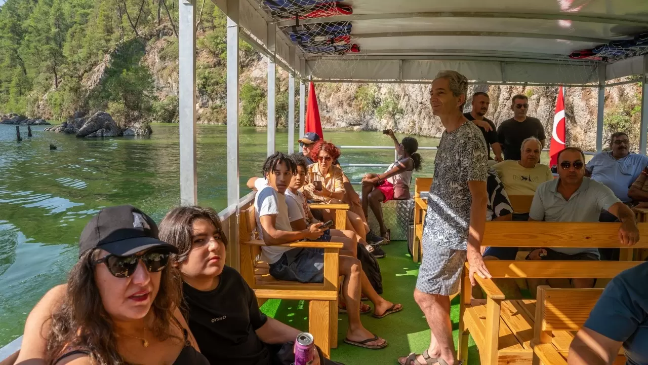 Doğaseverler Karacaören 2 Baraj Gölü'nü tekneyle geziyor 3