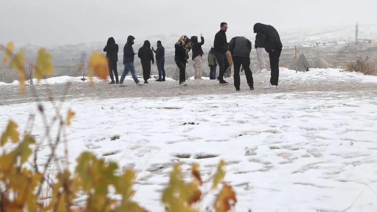 Kapadokya’da mevsimin ilk karı peribacalarını beyaza bürüdü: Masalsı manzaralar turistlerin ilgisini çekti 5