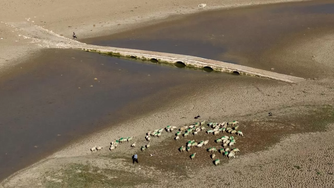 Barajda su çekildi, 600 yıllık köprü yeniden ortaya çıktı 7