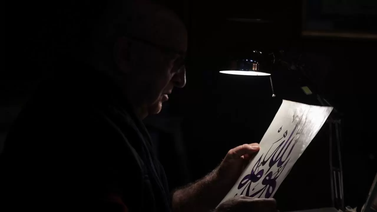 Emekli öğretmen hayranlık duyduğu hat sanatını öğrenip atölye kurdu 1