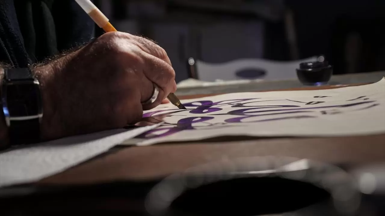 Emekli öğretmen hayranlık duyduğu hat sanatını öğrenip atölye kurdu 4