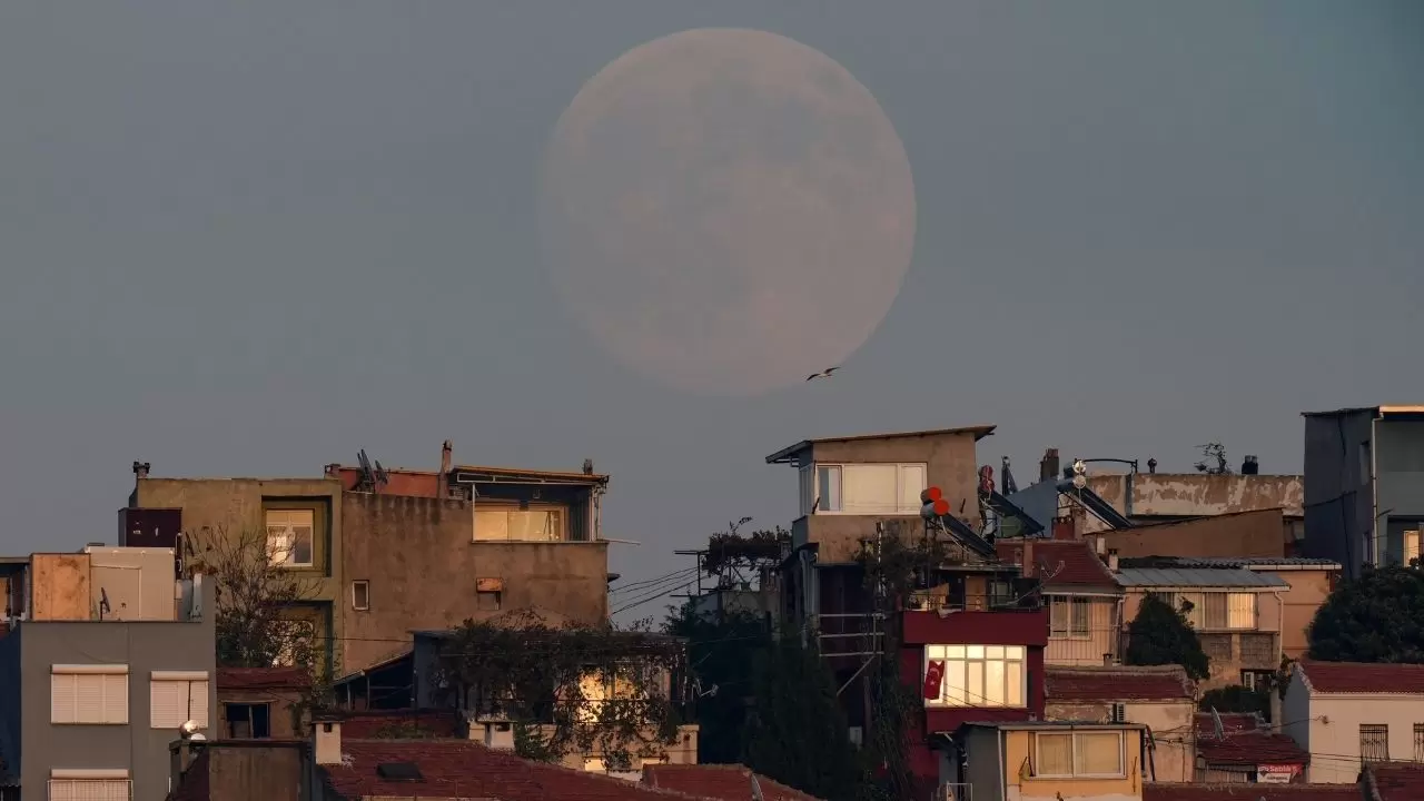 İzmir'de Dolunay geceyi aydınlattı 1