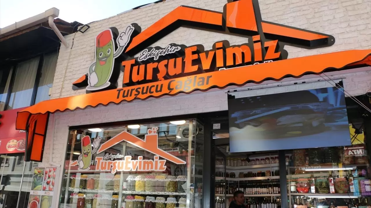 Karşılıklı turşu dükkanı işleten çiftin hikayesi "Neşeli Günler" filmini hatırlatıyor 16