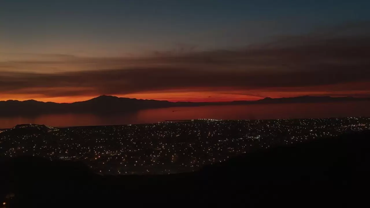 Van'da büyüleyici günbatımı: Gökyüzü kızıla boyandı 3