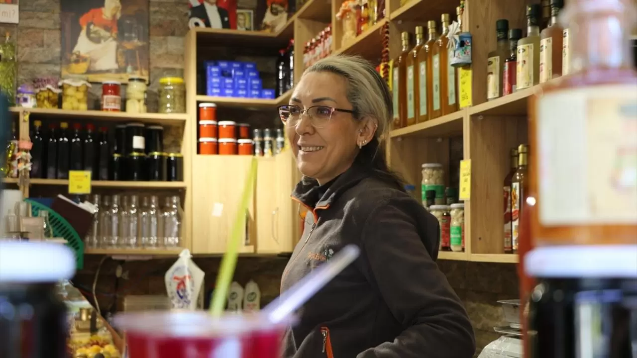 Karşılıklı turşu dükkanı işleten çiftin hikayesi "Neşeli Günler" filmini hatırlatıyor 6