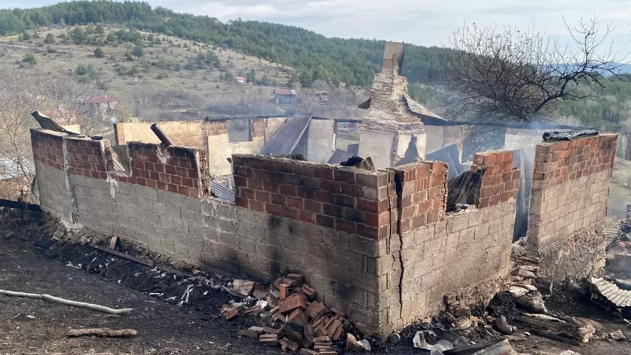 Alevlere teslim olan evde yanarak hayatını kaybetti 2