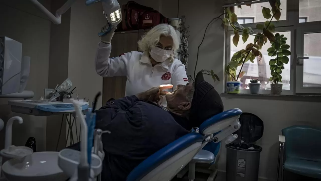 Yaşlıların evini diş kliniğine çeviriyor, bakıma muhtaç hastalara konfor sağlıyorlar 16