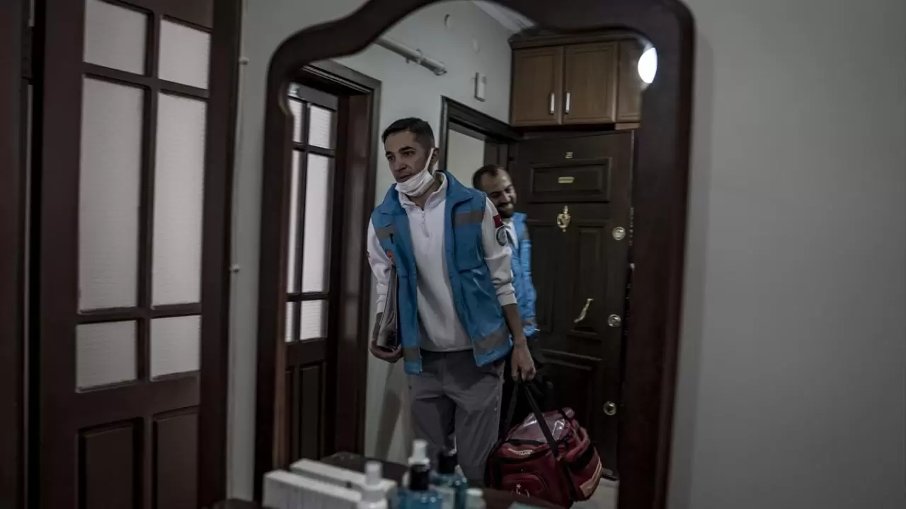 Yaşlıların evini diş kliniğine çeviriyor, bakıma muhtaç hastalara konfor sağlıyorlar 2