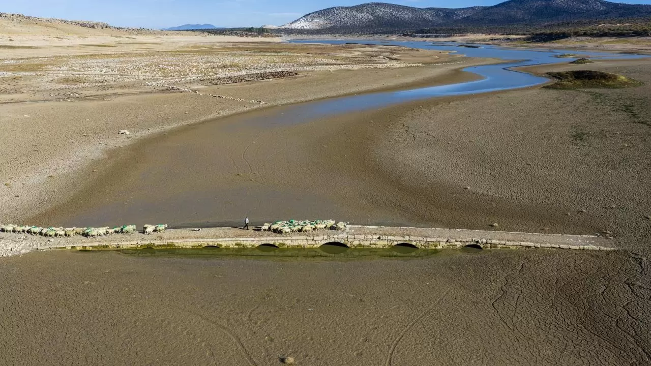 Barajda su çekildi, 600 yıllık köprü yeniden ortaya çıktı 6