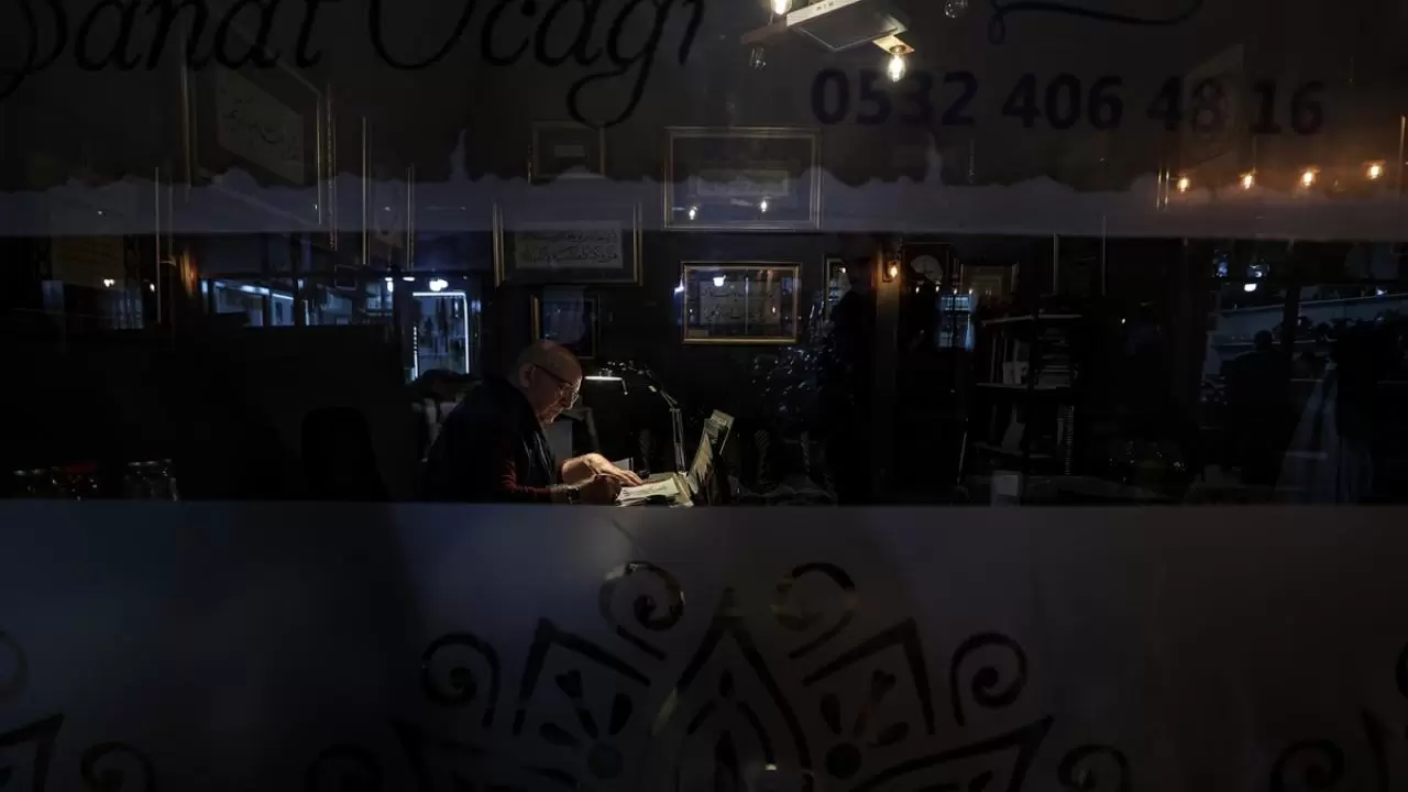 Emekli öğretmen hayranlık duyduğu hat sanatını öğrenip atölye kurdu 5