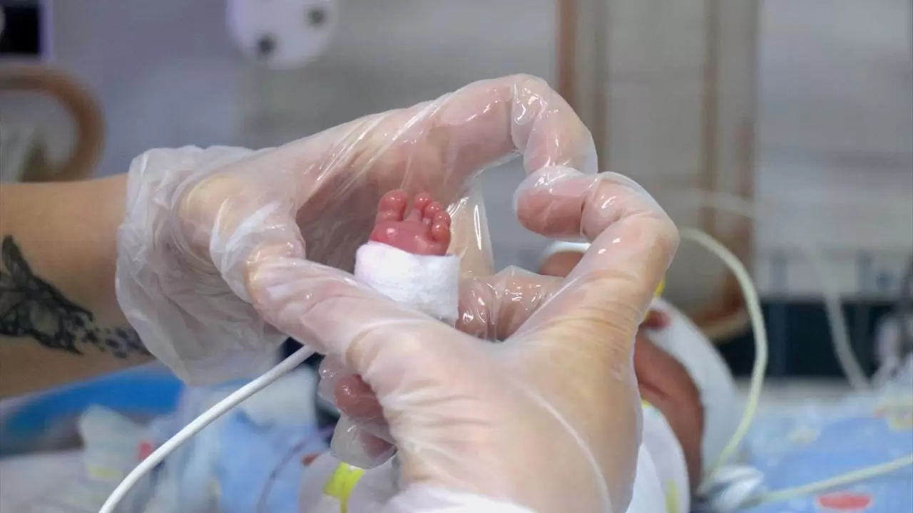 Prematüre ikiz bebekler, sağlık çalışanlarının "şefkat nöbeti" ile hayata tutundu 11