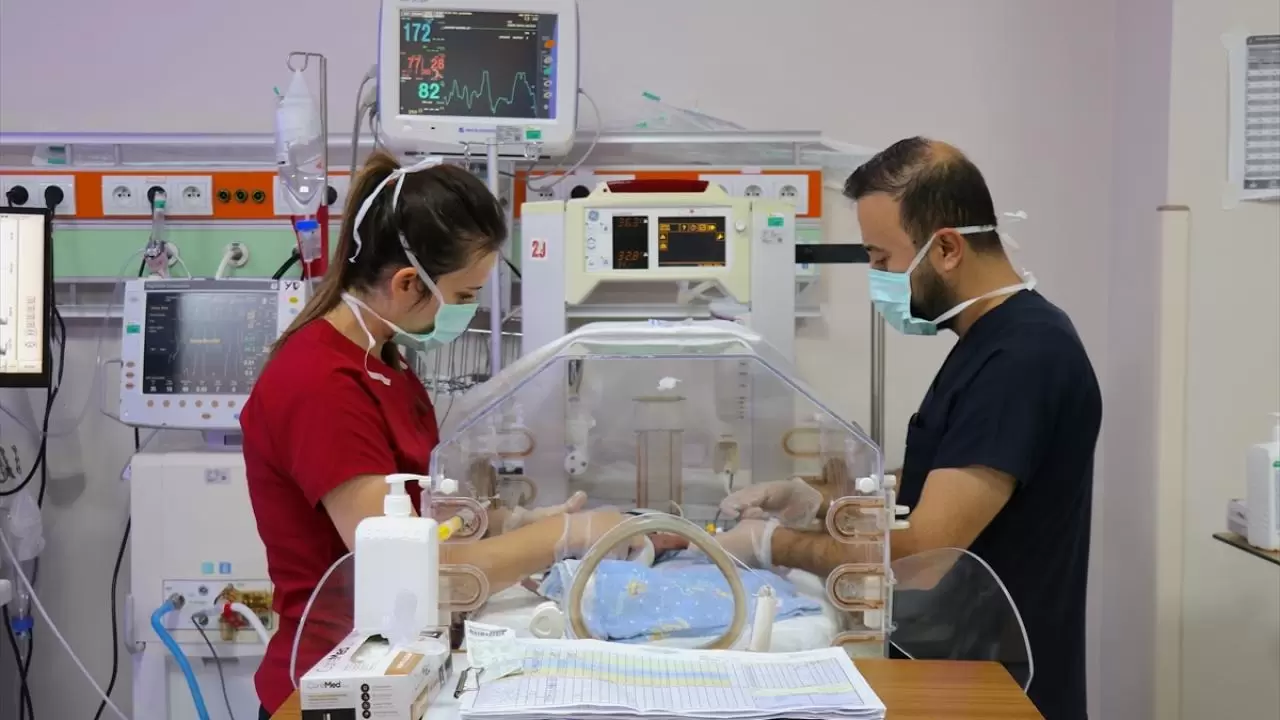Prematüre ikiz bebekler, sağlık çalışanlarının "şefkat nöbeti" ile hayata tutundu 12