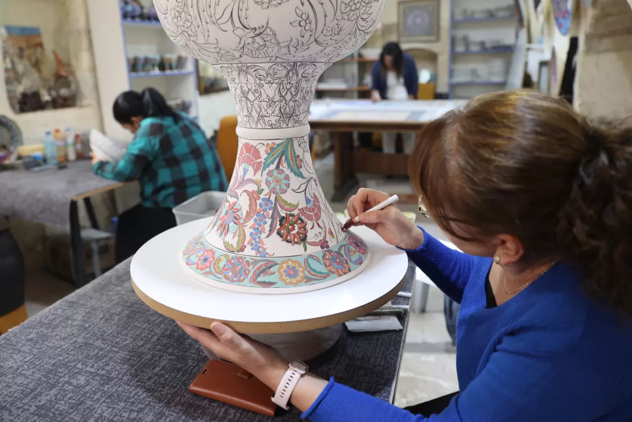 Tarihi konak kadın çini ustalarına sanat atölyesi oldu 4